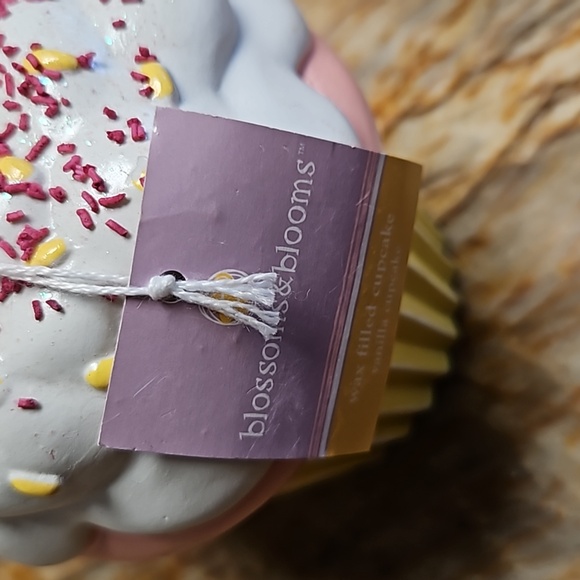 Ceramic cupcake shaped candle - Picture 3 of 3